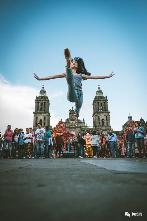 一群芭蕾舞者走上街头,一群芭蕾舞者视频