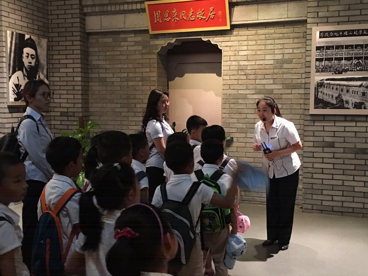 回忆一年级的时候我加入了少先队,光荣地加入了少先队