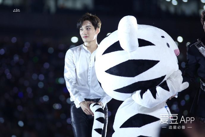 「EXO」「分享」170604玩偶面前茶蛋集体变三岁：我不管，我就是要和这只老虎玩嘛