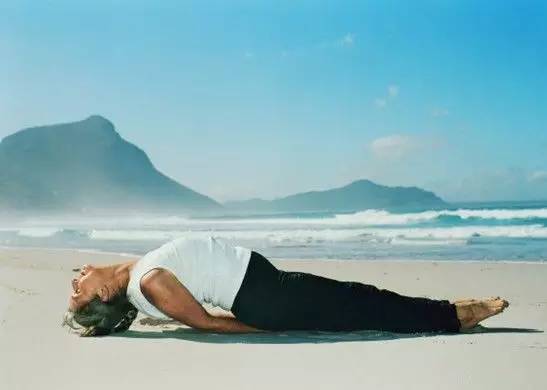 露腰露腿的季节到了瑜伽练起来,因为遇见你我遇见了更好的自己