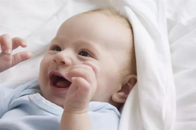 怎么分辨十个月宝宝便秘还是攒肚,宝宝放屁不拉大便是攒肚还是便秘