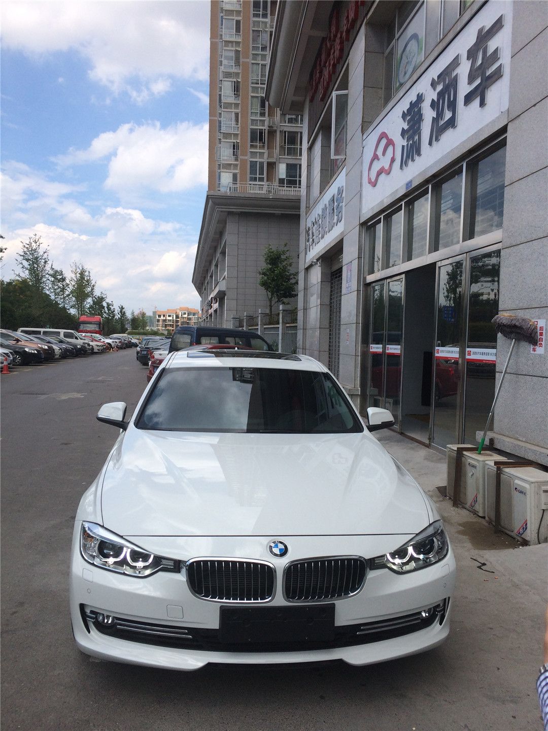 18款宝马320i贴黑色车衣,宝马320li运动套装贴膜