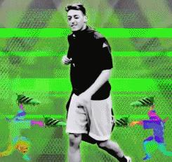 有人玩得四手联弹，有人会花式遛狗,世界足坛一周面面观