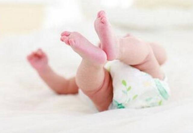 宝宝发烧是因为大人照顾得不好吗,宝宝发烧对应的症状及解决办法