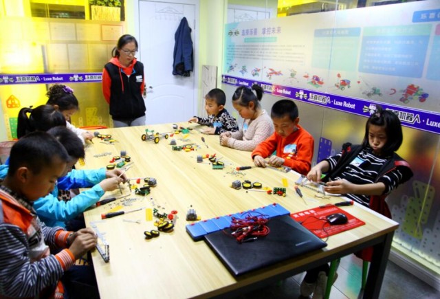 顺德盛·今日莱阳小记者团亲手制作机器人