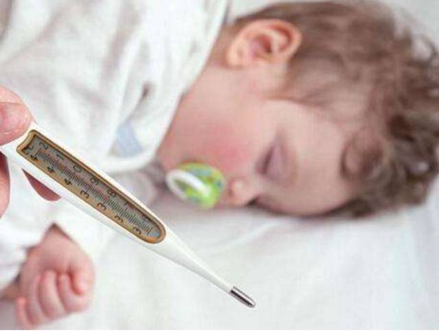 宝宝发烧是因为大人照顾得不好吗,宝宝发烧对应的症状及解决办法