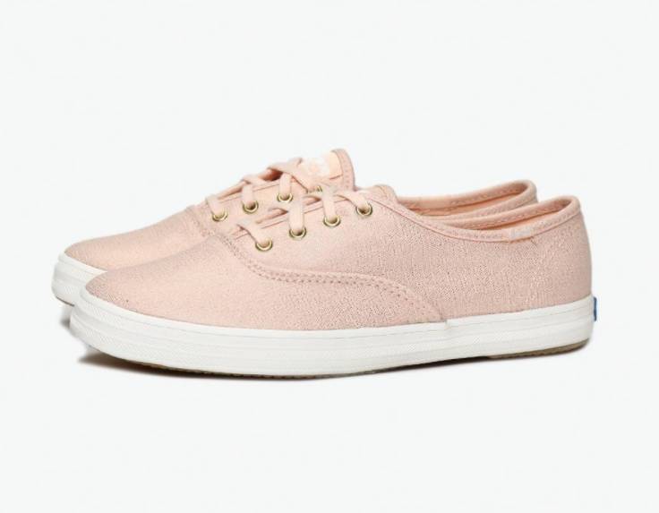 鞋柜必备这4双小白鞋百搭又时髦,鞋柜必备百搭又白菜的鞋