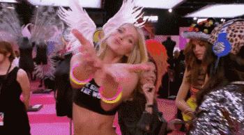 穿起来弹性十足又舒服的牛仔裤,紧身牛仔裤有很好的时髦感