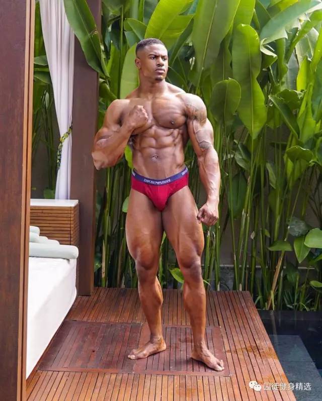 用雕刻刀雕刻动物,用木头雕刻熊猫