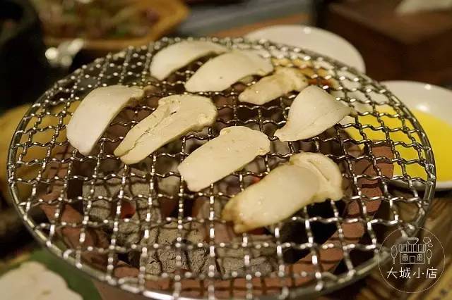 吃菌子中毒的小人是什么样子,吃菌子看见的小人是真实存在的吗