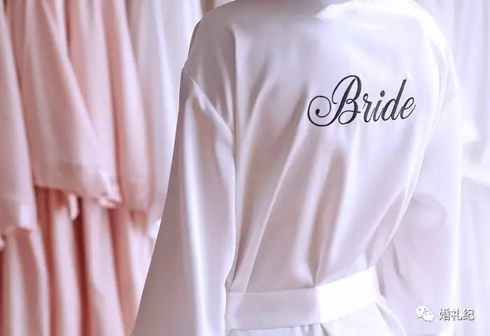 安以轩婚礼晨袍,安以轩陈荣炼婚礼晨袍