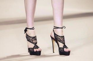 新买的高跟鞋怎样防止磨脚,对象穿高跟鞋磨脚怎么办