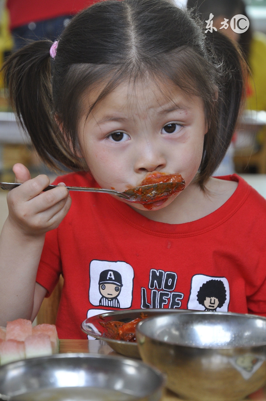 宝宝吃饭不听话忍不住发脾气,宝宝吃东西不给吃就闹