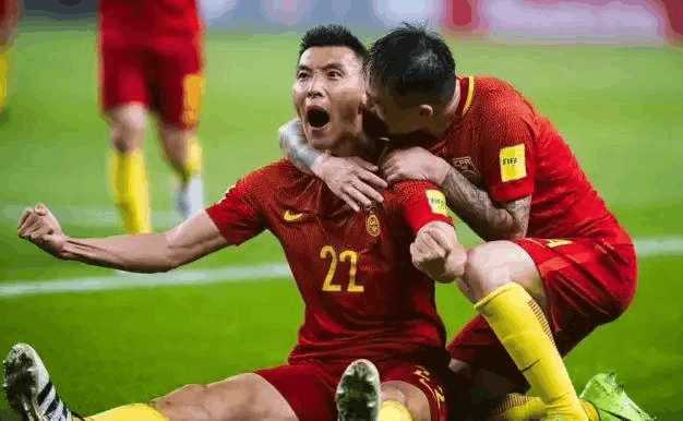 国足3比1战胜叙利亚里皮,国足进球后球迷激动