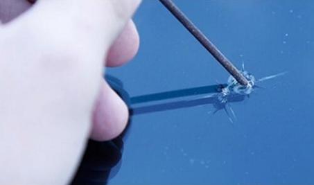 汽车挡风玻璃被小石子砸了,汽车玻璃被小石子砸了个洞怎么办