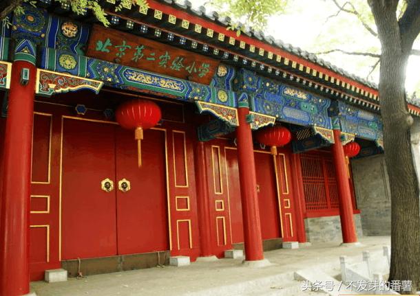 世界自然之谜,2万人一丝不挂飞上天,天空中下起了“尸块”雨