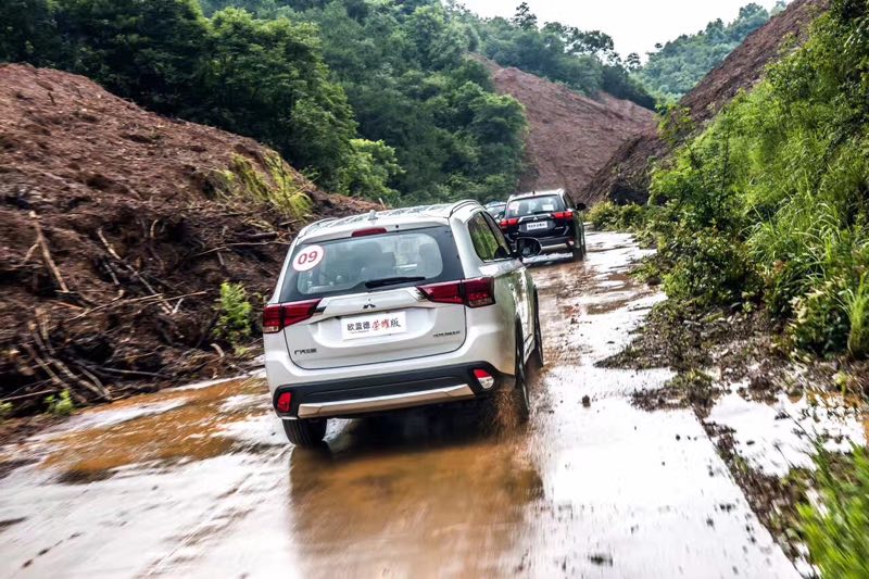 广汽三菱欧蓝德荣耀版suv图片,18款欧蓝德2.0荣耀越野