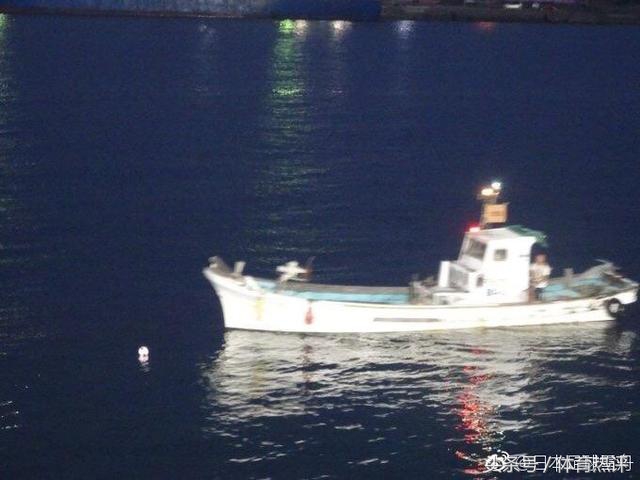 门将低级失误不慎将球踢进自家,门将把球踢进了球门搞笑视频