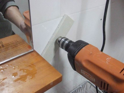 这老师傅的打孔居然一点都不掉瓷,技术堪称一绝!原来是看过这个