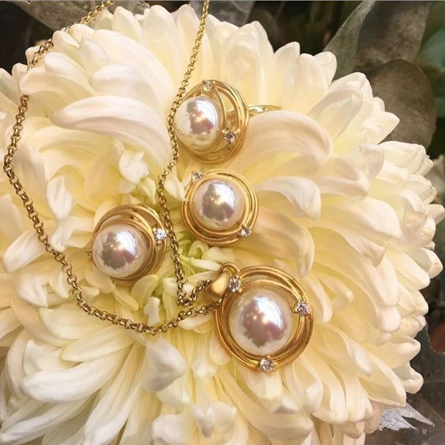 网袜加牛仔裤还是让杨幂穿吧，我只能接受唐嫣美美的珍珠~