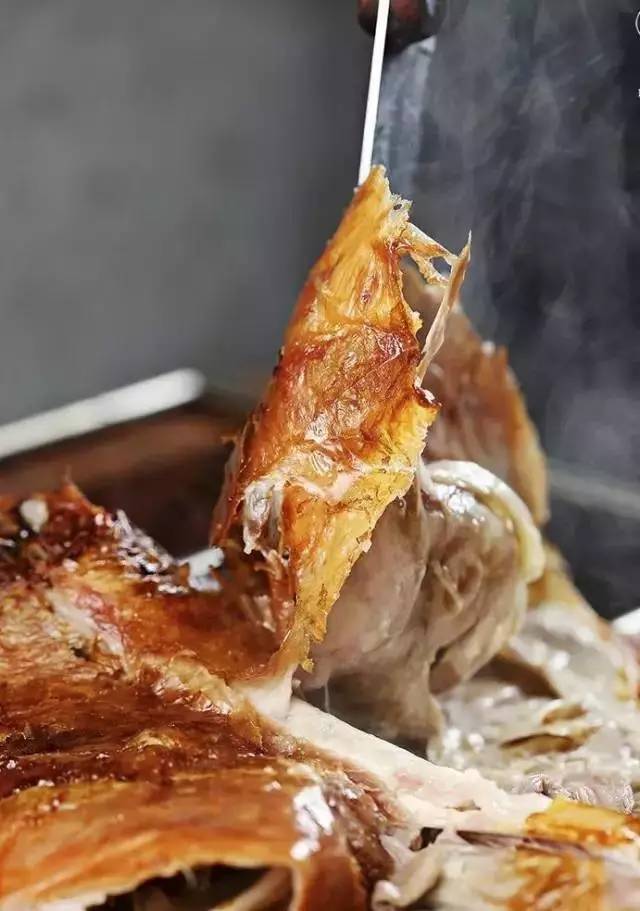 单手撕烤全羊,徒手吃烤全羊完整视频