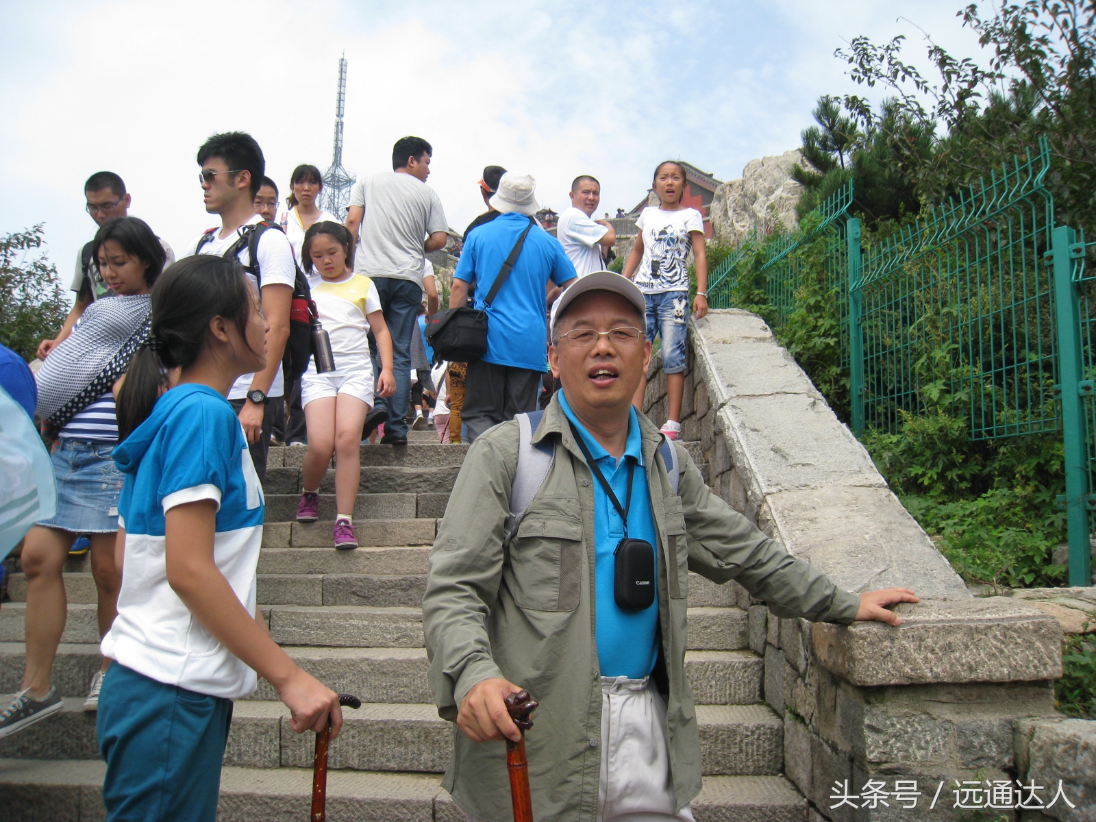 身为泰安人第一次爬泰山,陪爷爷爬泰山感慨朋友圈