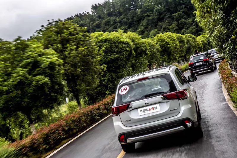 广汽三菱欧蓝德荣耀版suv图片,18款欧蓝德2.0荣耀越野