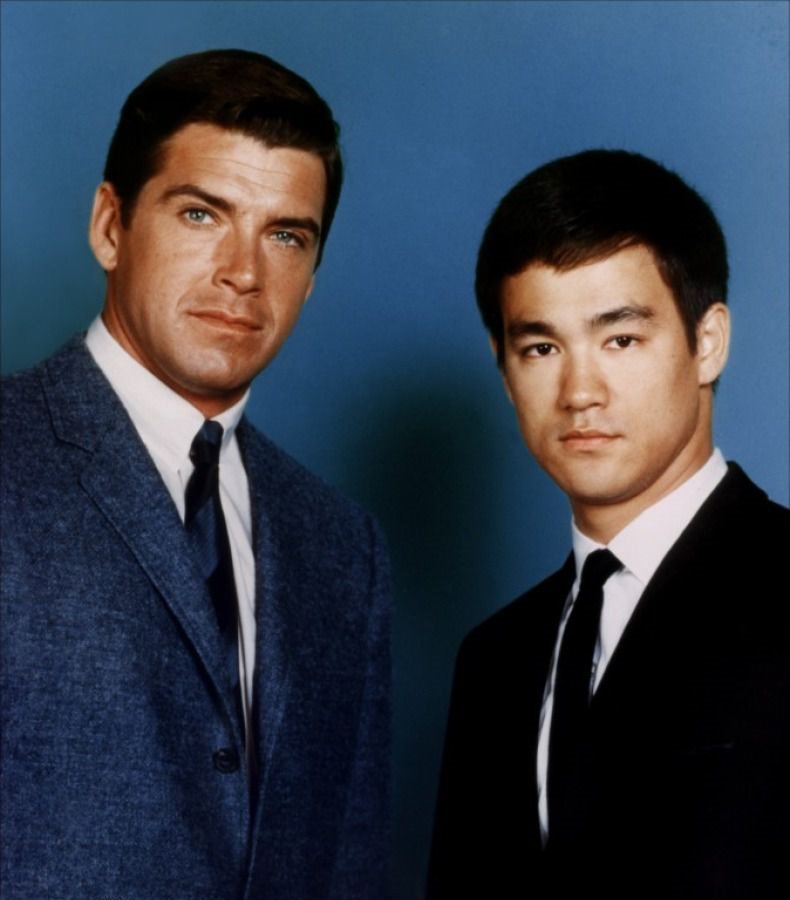 李小龙为什么受到全球老外的崇拜？一个学了哲学的武术家，还是另有原因？