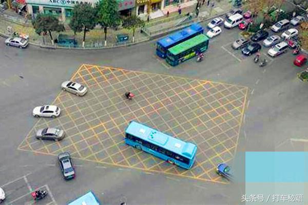 闯绿灯也会被罚款吗,闯绿灯是违反交通规则吗