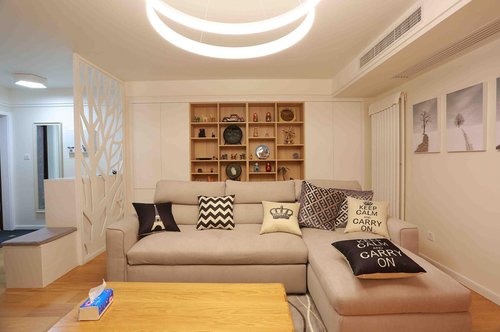 苏州景山*瑰园玫**80平米现代北欧风格两居室设计案例，大面积选用了烤漆门板与橡木纹理