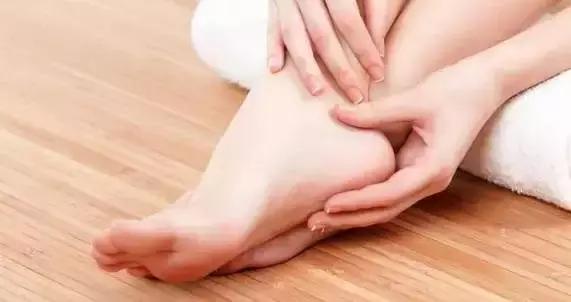 休闲鞋脚后跟磨脚小妙招,鞋子磨脚最简单的方法