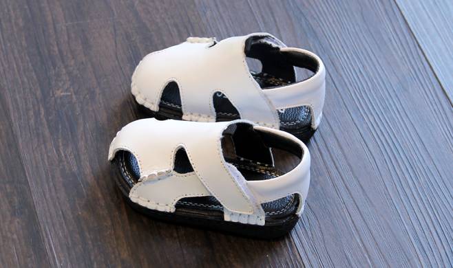 给宝宝买什么牌子的凉鞋,给婴儿选凉鞋选什么牌子好
