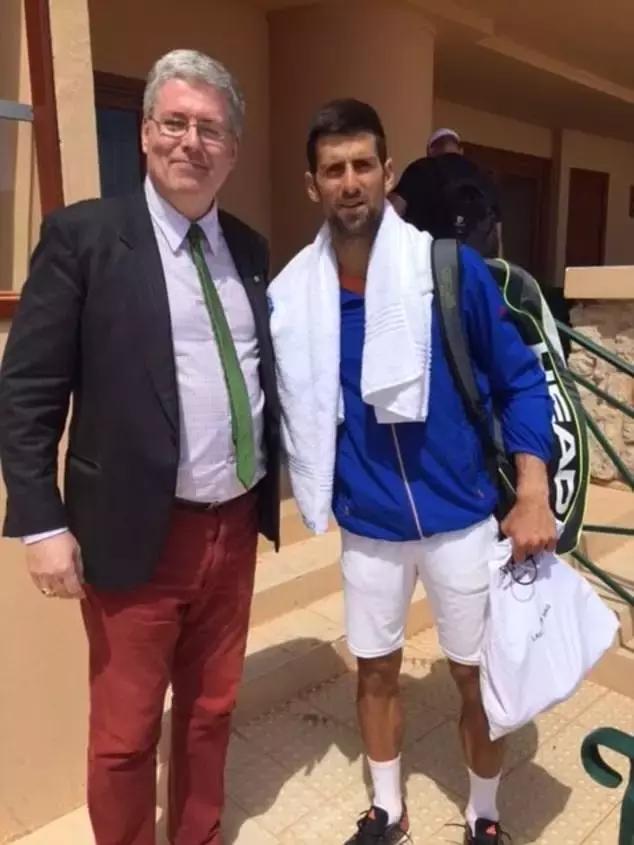 *子骗**横行实在可恶，这个意大利人假装自己是欧洲贵族王子，很多名人中招，最后因吃霸王餐被查出来了