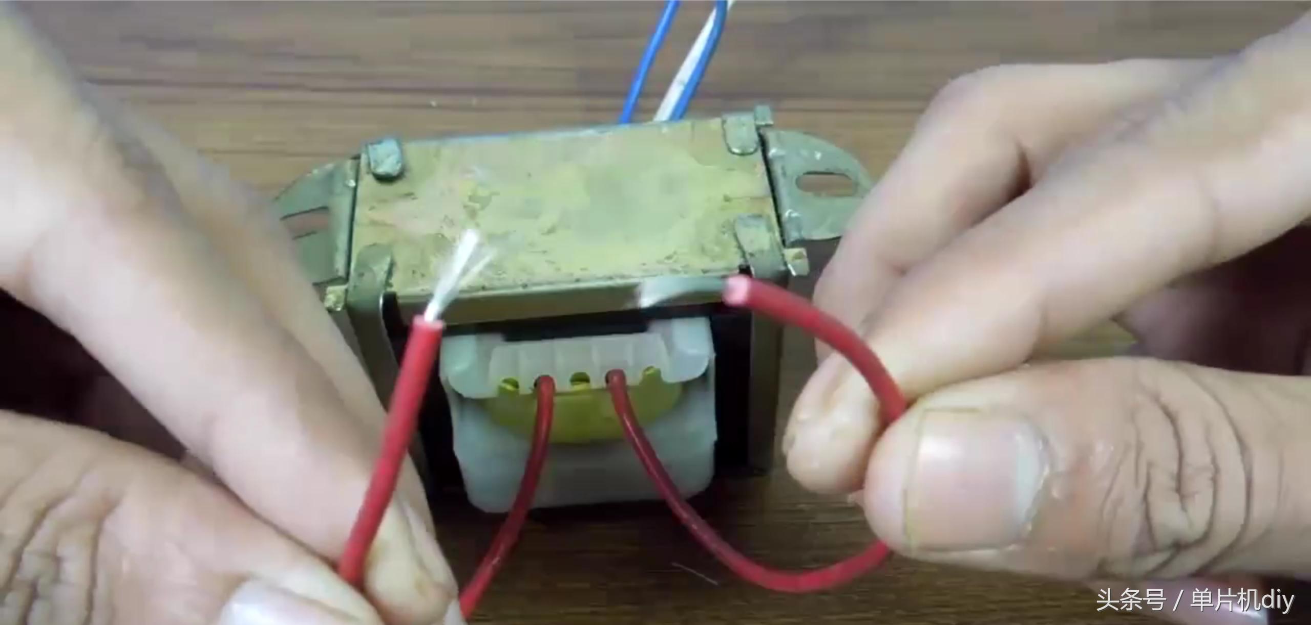 几个电子元件自制220v转12v电源,自制简单的12v充电器充满电就转灯