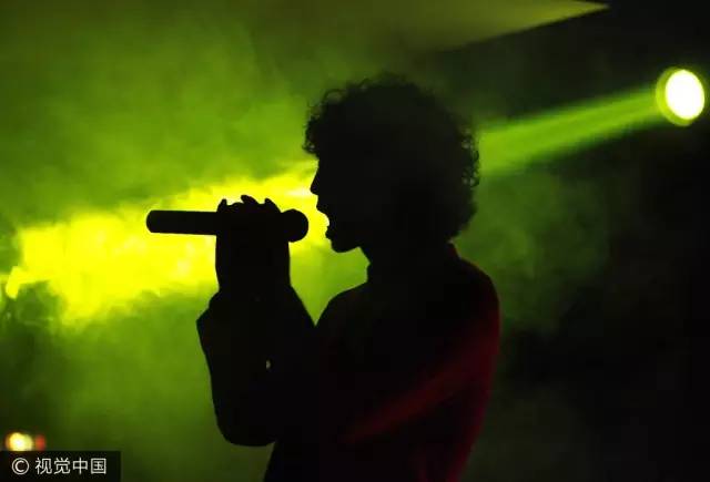 当庞麦郎脱下“滑板鞋”|个唱仅7位观众,现在住农村仍坚持写歌