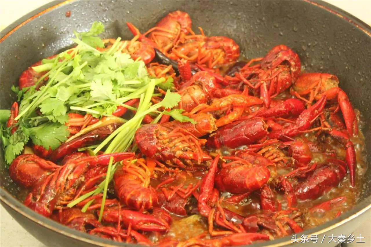 又到了一年一度的小龙虾盛宴了大家如何在家吃到小龙虾？西安这条街美食秒杀回民街统统吃一遍才过瘾？