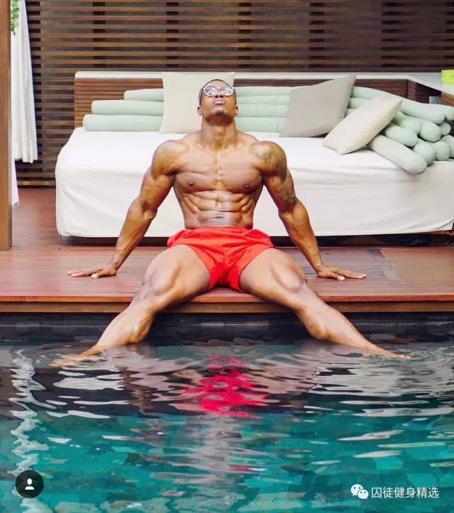 用雕刻刀雕刻动物,用木头雕刻熊猫