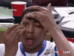 隐形眼镜应该如何正确佩戴,隐形眼镜每天佩戴时间长怎么选择