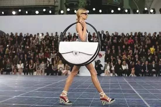 巴黎世家四件套，香奈儿澡堂拖鞋？别再抄袭中国大妈的嫁妆了！