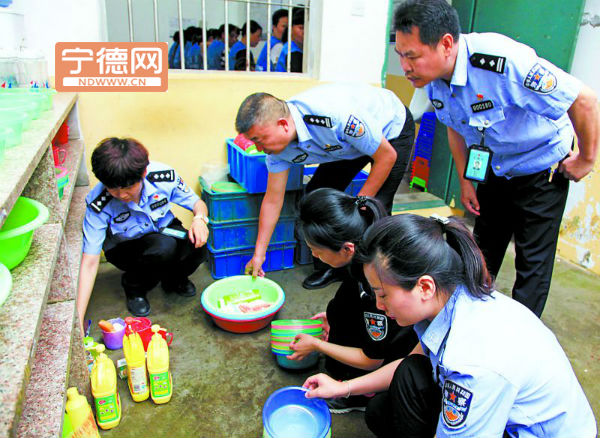 福建省宁德市监狱二监区车间,在熠熠闪光的警徽中绽放青春