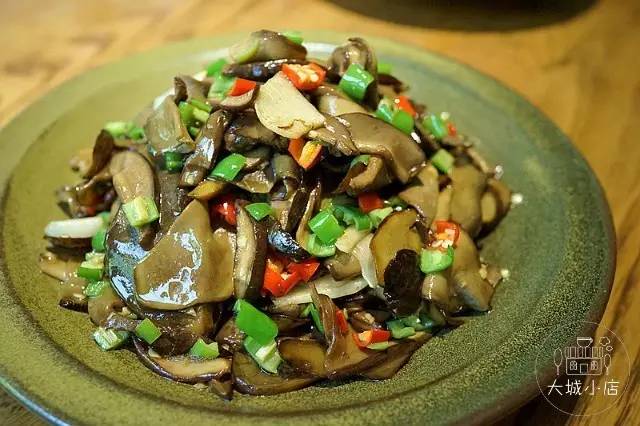 吃菌子中毒的小人是什么样子,吃菌子看见的小人是真实存在的吗