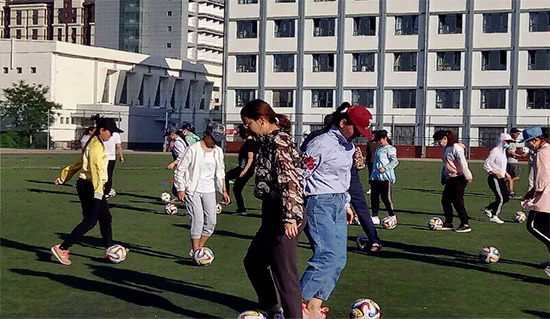 2017年全区体育、英语、学前教育专业在校大学生足球专业培训火热进行中