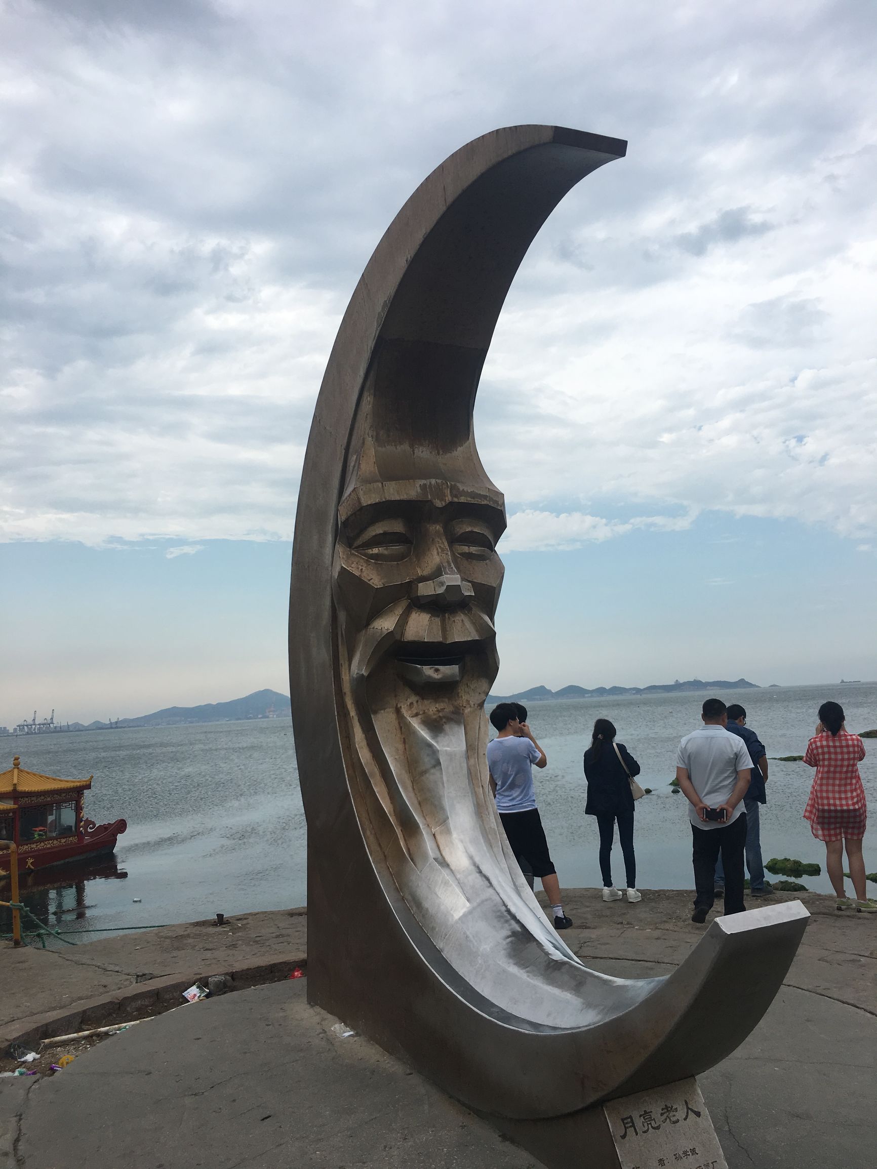 徒步旅行第75天，雨中漫步烟台山，滨海路，宿山东莱山烟台大学