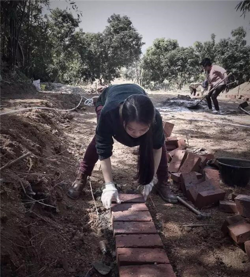 四川90后姑娘花10000元自建房,90后姑娘花八十万回农村建别墅