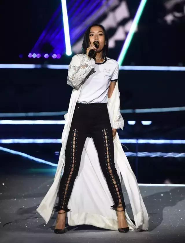 皮肤偏黑的中年男士穿衣搭配,女孩子皮肤黑怎么搭配衣服