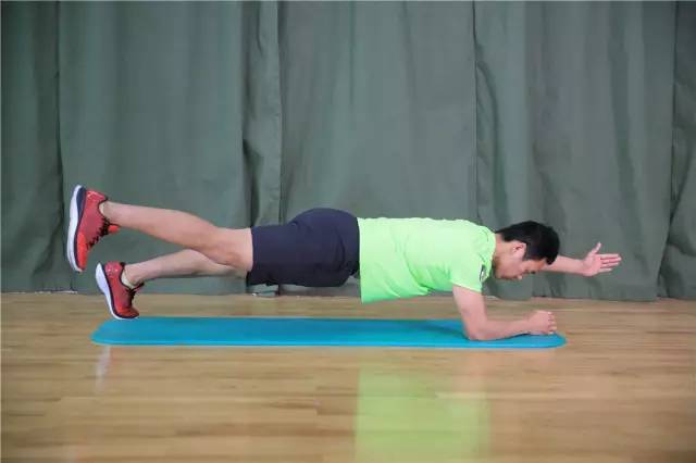 单练平板支撑能练出腹肌吗,平板支撑能练腹肌马甲线么