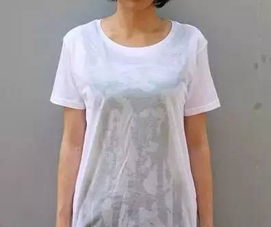 女子用红色裤头扎头发,用蕾丝内裤扎头发好看吗