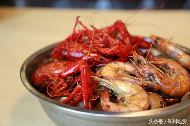 几个意思?去郑州南阳路吃海鲜,服务员你把菜倒桌上就跑?