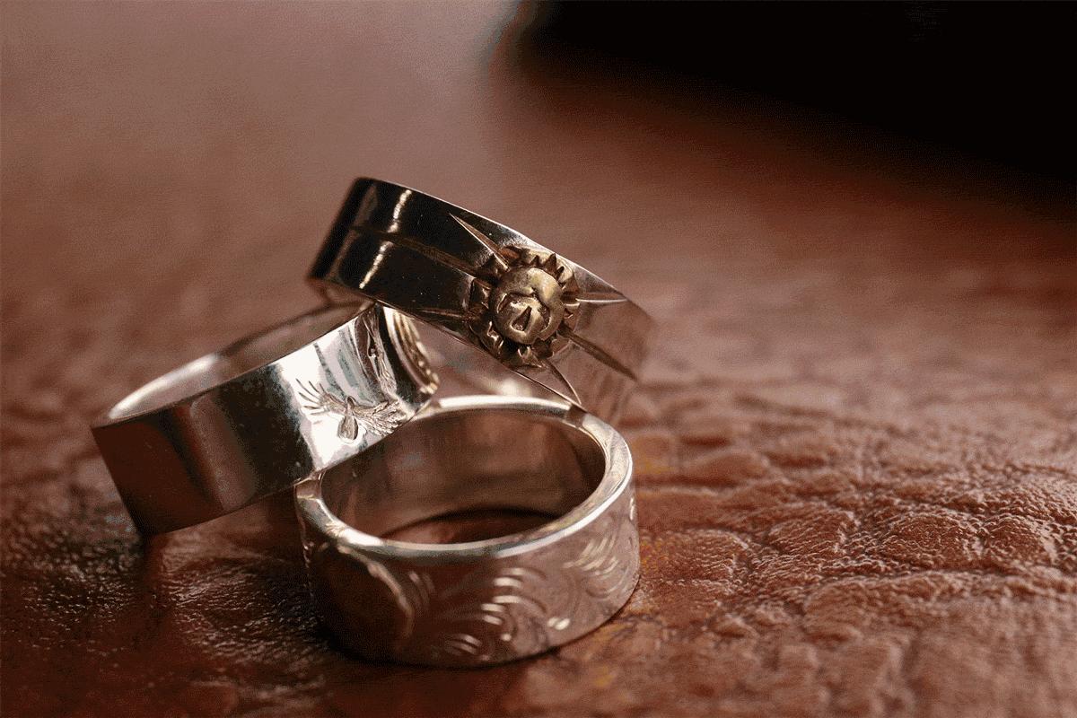 一个玩摇滚的大男生却始终戴着一串菩提项链，在*藏西**目睹了一整条河的六字真言，回来后他选择了当一个银匠人