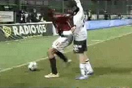 足球搞笑集锦笑死人强烈推荐,足球场上的搞笑